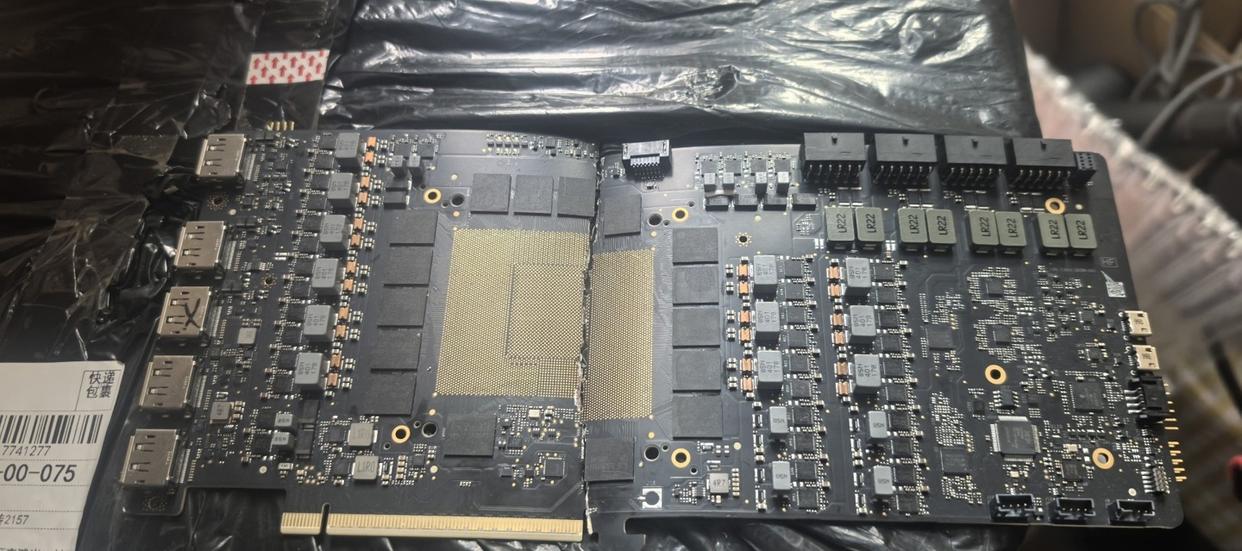 4组12V-2×6供电，搭载英伟达一GB202 GPU显卡的工程样板曝光