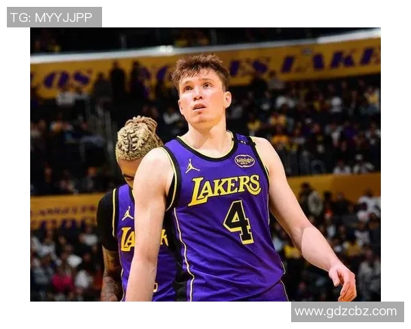 里夫斯精准助攻克内克特飞身暴扣展现团队默契与个人能力 里夫斯精准助攻克内克特飞身暴扣展现团队默契与个人能力